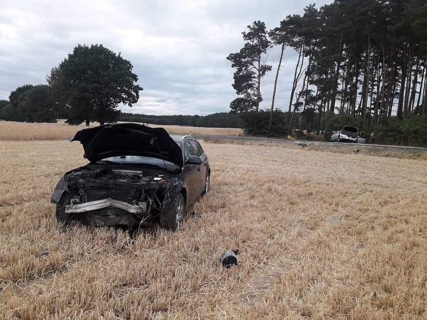 Poważny wypadek między Babimostem i Smardzewem. Zderzyły się audi i volkswagen. Ranne są cztery osoby