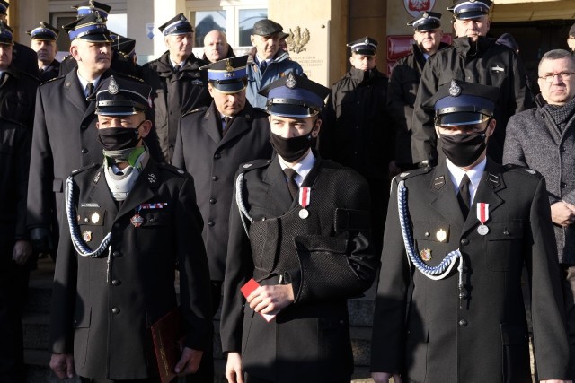 Na zdjęciu - Uroczystość uhonorowania medalami trzech druhów z OSP Czernikowo