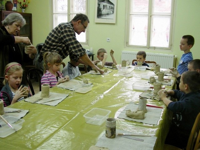 Maluchy z przedszkola nr 6 w Międzyrzeczu przyszły do muzeum na nietypowa lekcję. Uczyły się lepić naczynia z gliny