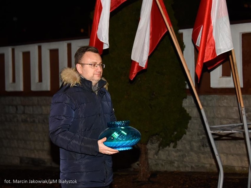 Białystok. Przedstawiciele władz miasta złożyli kwiaty i zapalili znicze w miejscach pamięci w rocznicę stanu wojennego [ZDJĘCIA]