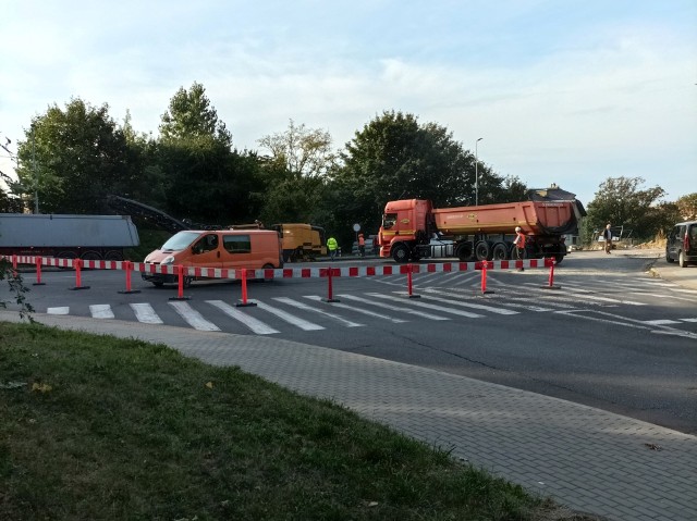 Koszalińscy kierowcy się skarżą. W okolicach budowy wiaduktu, na ulicy Kutrzeby, trwają prace drogowe. Ruch aut jest ograniczony. O zmianie organizacji ruchu miasto, czyli inwestor, ani wykonawca, kierowców nie informowali.