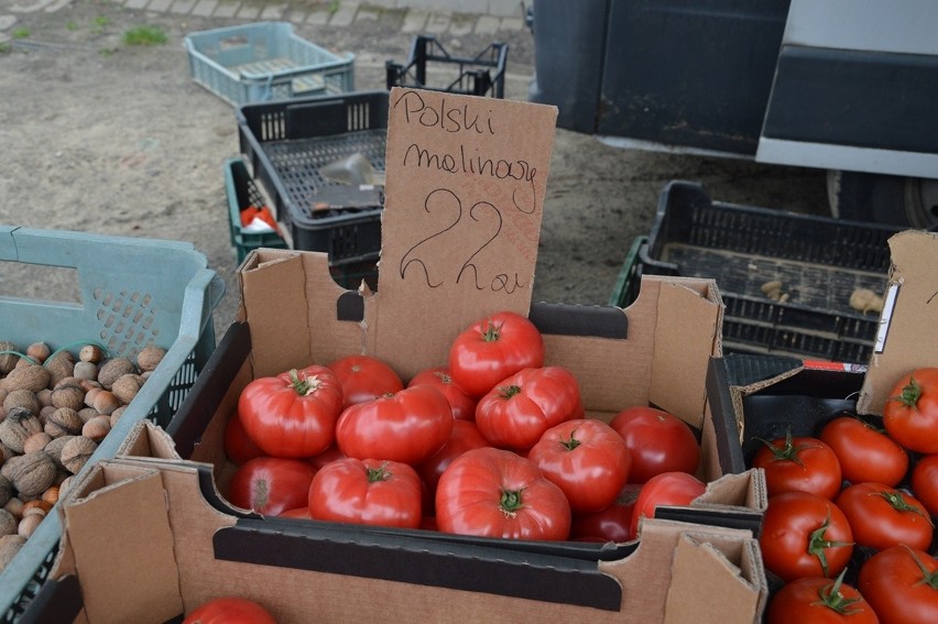 Piątkowy targ w Stalowej Woli po świętach wielkanocnych. Jakie ceny owoców i warzyw?