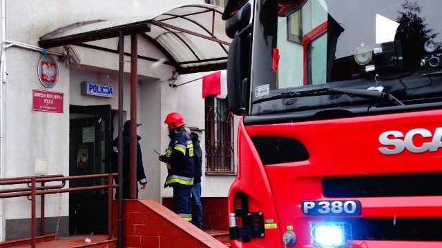 Strażacy musieli interweniować w komendzie policji w Przysusze.