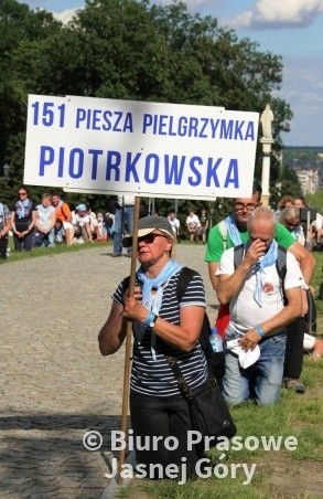 Sztafetowa pielgrzymka z Piotrkowa dotarła na Jasną Górę...