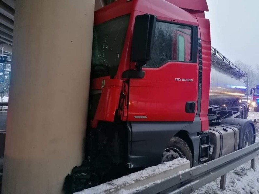 Cysterna uderzyła w kolumnę wiaduktu na S7 w gminie Masłów. Służby w akcji. Zobacz zdjęcia