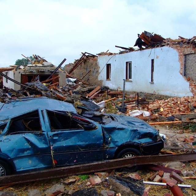 Trąba powietrzna zniszczyla domy w Balcarzowicach w powiecie strzeleckim.