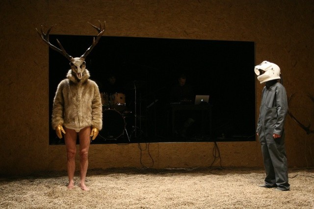 Ascetyczna scenografia i oryginalne kostiumy to projekty Justyny Elminowskiej. Na zdjęciu Edward Janaszek w roli Renifera Arvo i Dawid Żłobiński jako Guliwer.