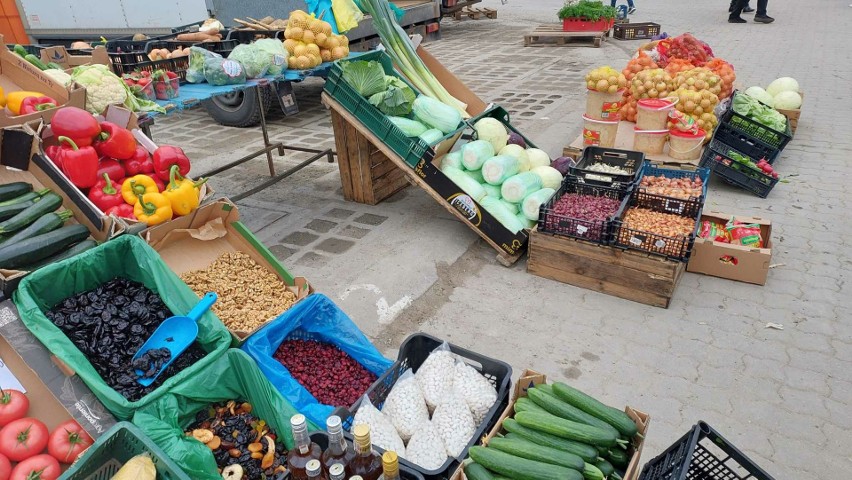 Ceny warzyw i owoców na giełdzie w Sandomierzu w sobotę, 2 marca. Dorodne jabłka, ziemniaki ale także ogórki, pomidory i rzodkiewka