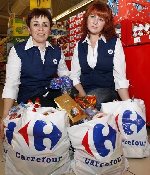 Pracownice Carrefoura przygotowały już dla dzieci kilka reklamówek słodyczy.