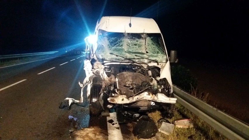 Stawiane. Bus wbił się w ciągnik z rozrzutnikiem (zdjęcia)