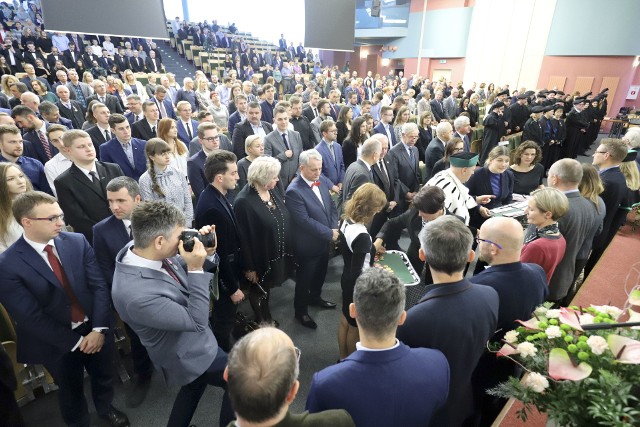 Promocje doktorskie i habilitacyjne, odznaczenia państwowe, wyróżnienia dla najlepszych studentów i tytuły Złotego Absolwenta PB - Politechnika Białostocka świętowała w czwartek (29 listopada) 69 rocznicę działalności.