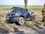 Dachowanie osobówki na DW 451 w Wilkowie. 26-latek stracił panowanie nad samochodem