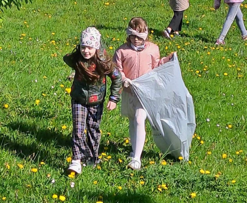 Dzieci z SP 45 sprzątały na osiedlu Wysoki Stoczek