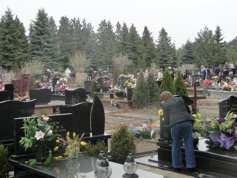 Po święceniu pokarmów wielu radomian udaje się na cmentarz....