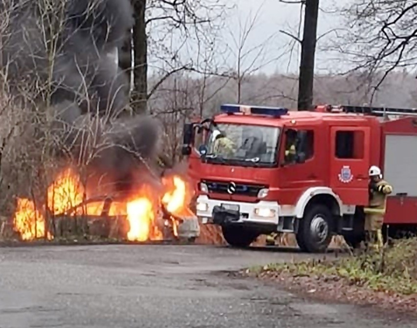 Pożar samochodu w Ochabach Małych przy ul. Dębowieckiej....