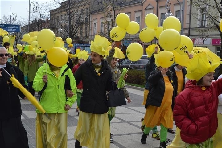 Uczestnicy ubrani byli w kolorowe elementy. Dominowały...