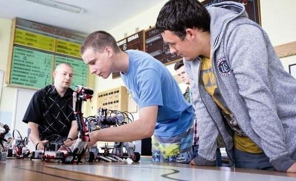 Akademia Młodego Technika działa w SłupskuĆwiczenia przy pomocy nowych urządzeń w pracowni elektryka.