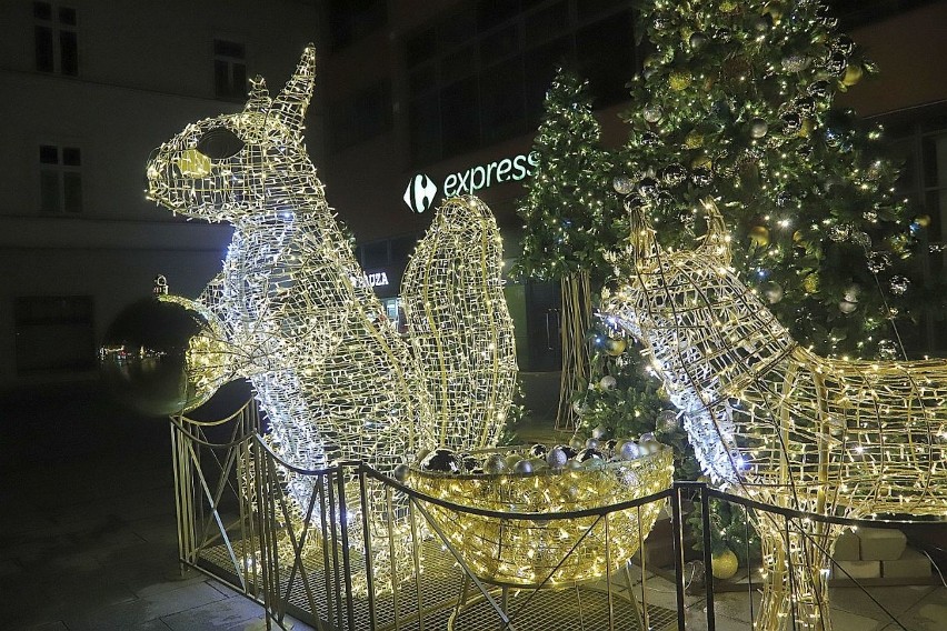 Łódź. Ulica Piotrkowska już świątecznie przystrojona. Jak Wam się podoba? ZDJĘCIA 