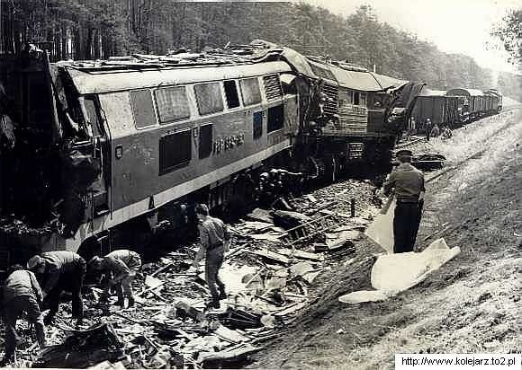 Widok na lokomotywy z prawej strony miejsca wypadku.