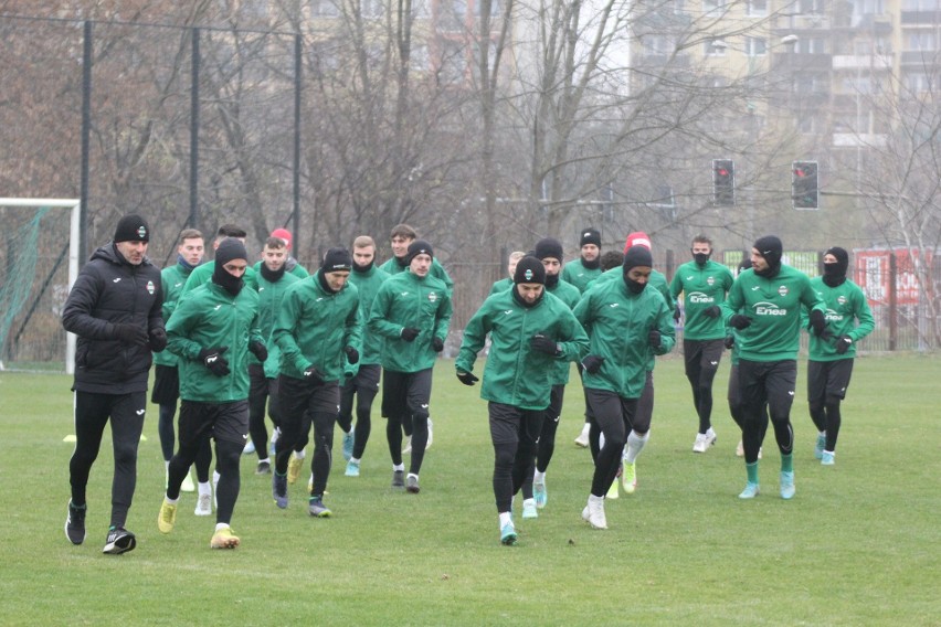 PKO BP Ekstraklasa. Radomiak Radom trenuje przed wyjazdem na zgrupowanie do Lipska. Zmierzy się tam z RB Lipsk. Zobacz zdjęcia