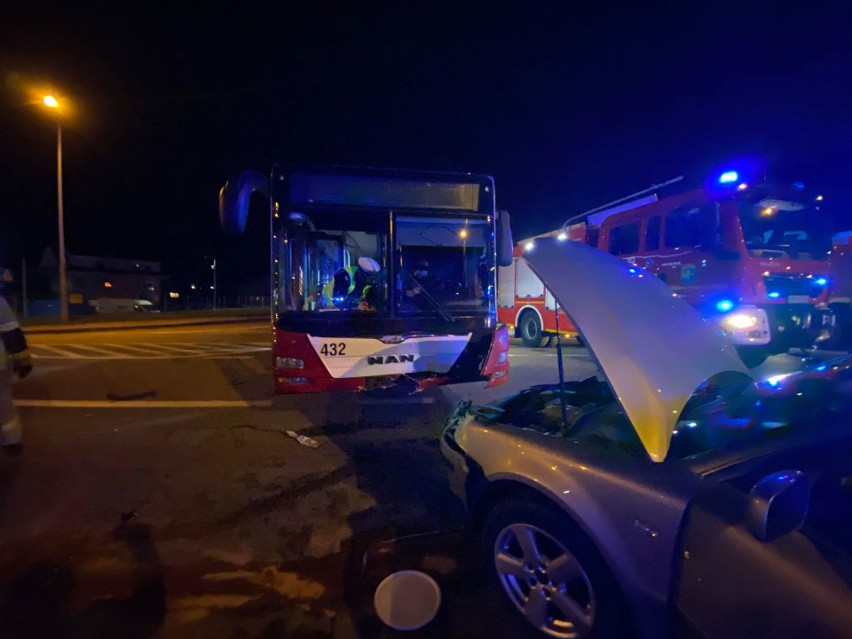 Kolizja w Opolu. Volkswagen wymusił pierwszeństwo i zderzył się z autobusem MZK