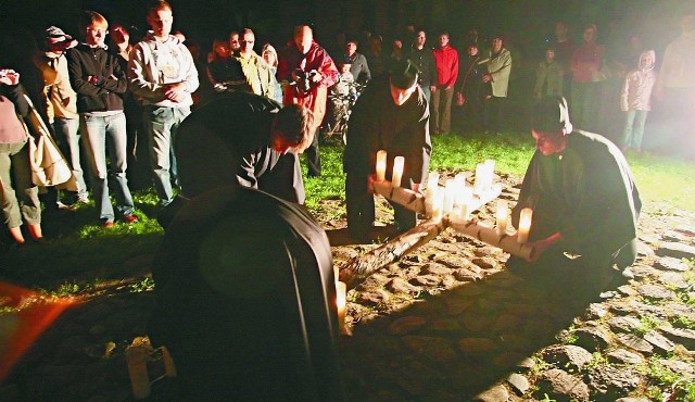 W sobotę wieczorem nad rzeką zainscenizowano "Legendę o Krzyżu".  Historia opowiada o początkach tutejszego monastyru. Miejsce jego budowy wskazał właśnie płynący rzeką krzyż.