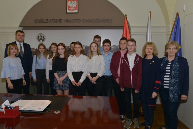 Młodzi posłowie w miniony czwartek,  odwiedzili w Urzędzie Miejskim w Sandomierzu Marcina Marca burmistrza Sandomierza.