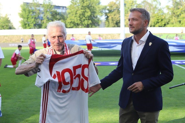 Wiesław Jańczyk uhonorowany był przez prezesa ŁKS Tomasza Salskiego przed meczem ŁKS - Legia w 2019 roku