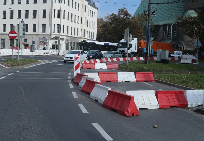 Utrudnienia na placu Zwycięstwa dla pasażerów i kierowców