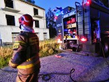 Pożar na budowie domu w Ustce. Cztery zastępy strażackie w akcji 