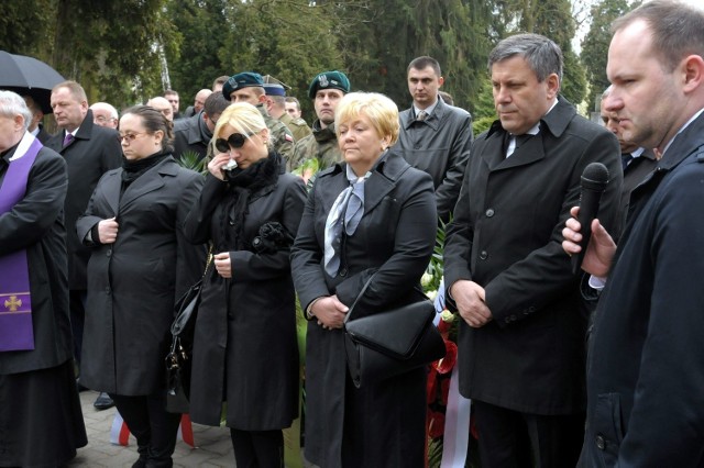 Przy grobie Edwarda Wojtasa na cmentarzu przy ul. Lipowej spotkała się rodzina polityka, przyjaciele i znajomi