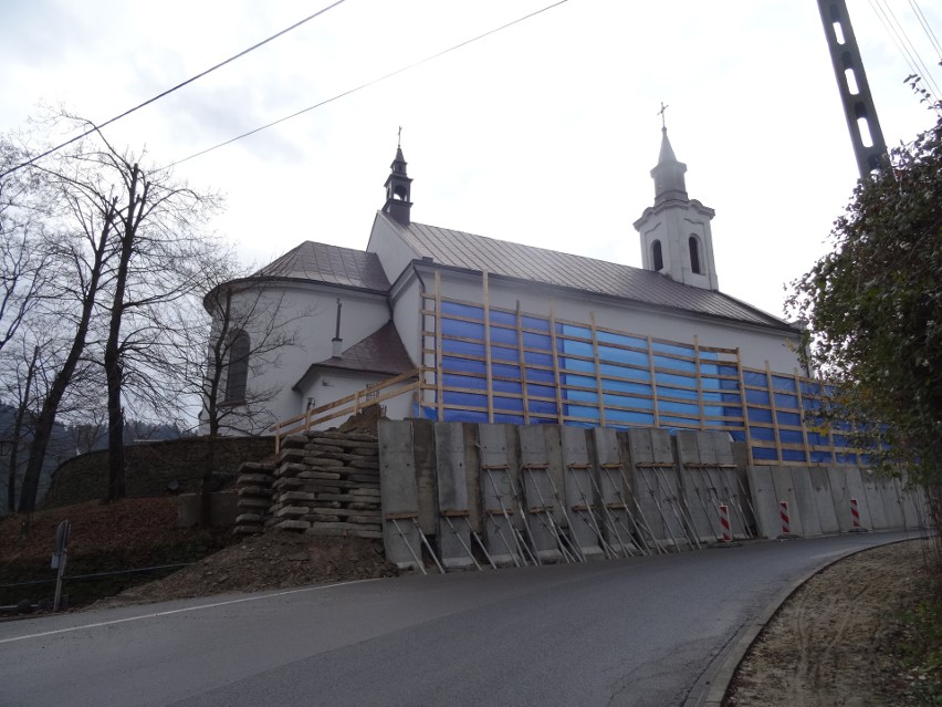 Piwniczna-Zdrój: Naprawiają mur oporowy, poszerzą chodnik