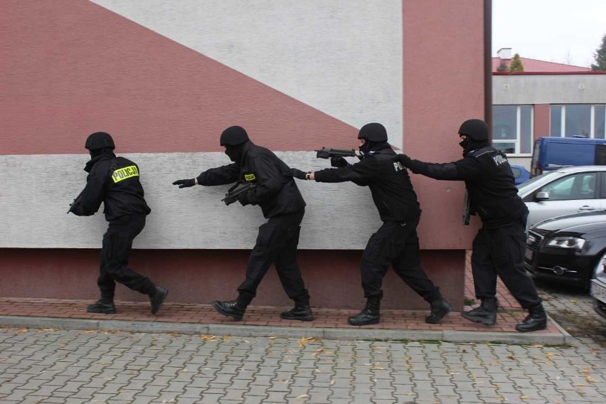 Policjanci z bronią weszli do budynku szkoły w Obrazowie. Z...