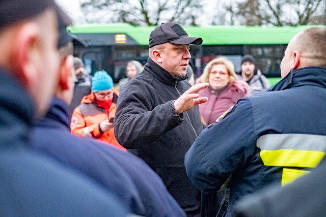 Mimo dwukrotnych poszukiwań ochotników, ponad setki osób, biorącej udział w nich - nie udało się odnaleźć nawet śladu Michała Rosiaka. Także prokuratura i policja przyznają, że w sprawie zaginięcia 19-letniego Michała Rosiaka nie ma przełomu. - Niestety, wciąż jesteśmy w punkcie wyjścia - przyznał w  rozmowie z "Głosem Wielkopolskim" prokurator Michał Smętkowski. Strażacy mają jednak swoje przypuszczenia, co mogło się stać ze studentem w feralną noc z 17 na 18 stycznia. Przejdź do kolejnego zdjęcia --->