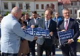 Bochnia,Brzesko. Rozdano promesy w II edycji Polskiego Ładu. Do samorządów ma trafić 175 mln zł. Opozycja: To drukowanie "pustego pieniądza"