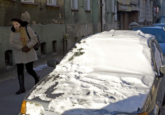 Kierowcy z centrum Słupska, którzy nie odśnieżą przedniej szyby aut, muszą się liczyć z wezwaniem do biura Strefy Płatnego Parkowania.