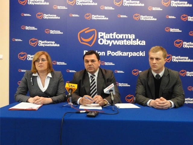 Od lewej: Jolanta Kaźmierczak, szefowa klubu radnych PO, Marek Poręba, szef struktur powiatowych partii i Marcin Deręgowski, rzeszowski radny tego ugrupowania.