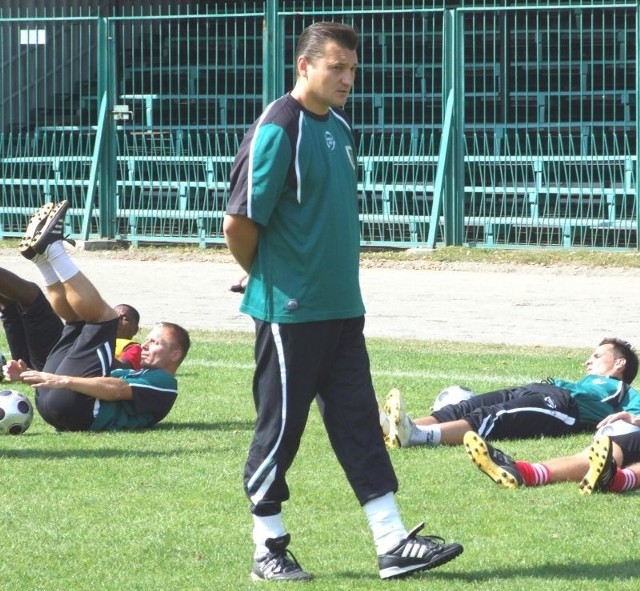 Trener Przemysław Cecherz (w środku) otrzymał ultimatum od zarządu Stali Stalowa Wola.