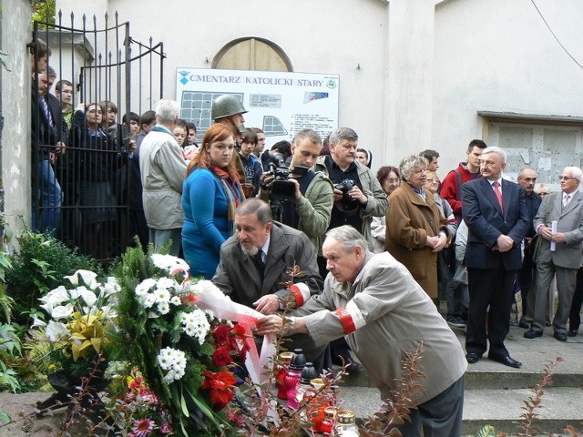 Przedstawiciele Związku Stybiraków składają wieniec przy pomniku Ofiar Sybiru na Cmentarzu Starym