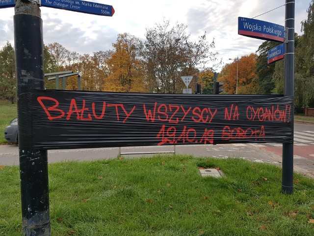 "Bałuty wszyscy na Cyganów! 19.10.19 Sobota". Transparent o takiej treści pojawił się na rogu ulic Wojska Polskiego i Spornej we wtorek (15 października).CZYTAJ WIĘCEJ >>>> 