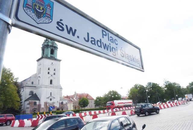 Plac św. Jadwigi Śląskiej w Krośnie Odrzańskim. Jeszcze poczekamy zanim wielka dziura zostanie "załatana".