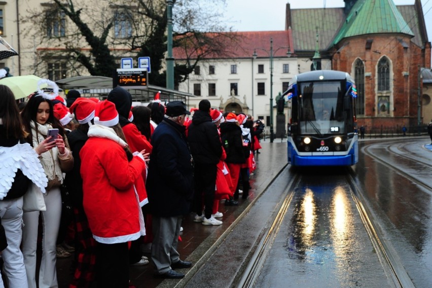 Kraków. Tramwaj pełen Mikołajów przywiózł prezenty dla małych pacjentów Szpitala Żeromskiego