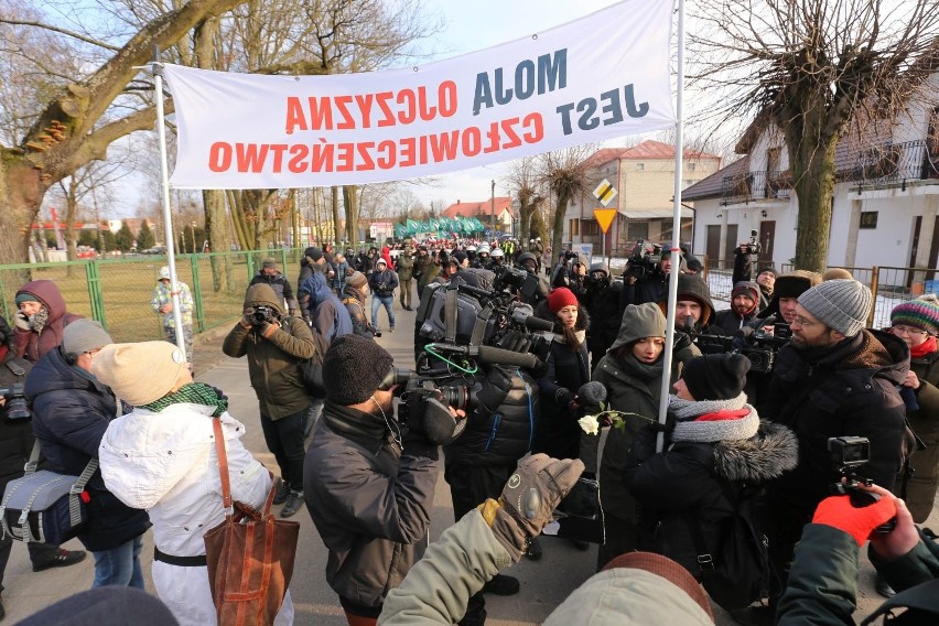 Hajnówka. Marsz Pamięci Żołnierzy Wyklętych 2018. Protestowali przeciwko marszowi. 6 osób zatrzymanych (zdjęcia, wideo)