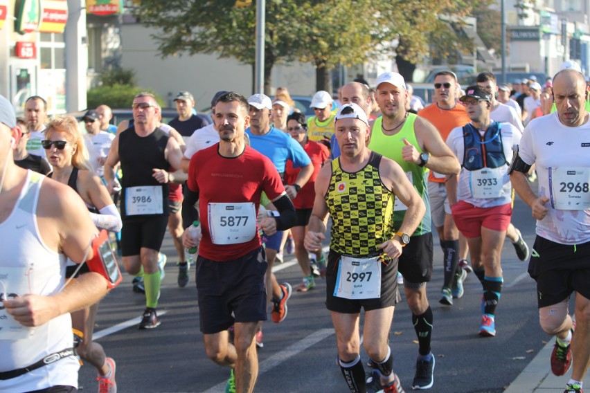 Zdjęcia z maratonu w Poznaniu 2018 - biegacze na pierwszym...