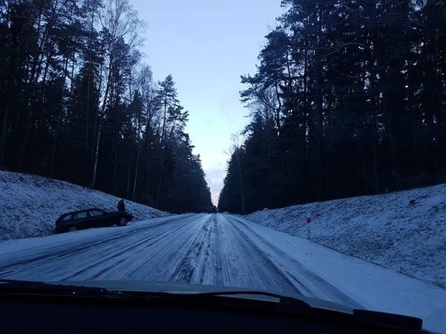 Ślizgawica na DK8, DK19. Trudne warunki na podlaskich drogach (zdjęcia, wideo)