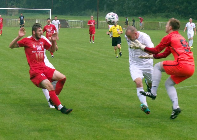 Orzeł Przeworsk (czerwone stroje) pokonał Start Pruchnik