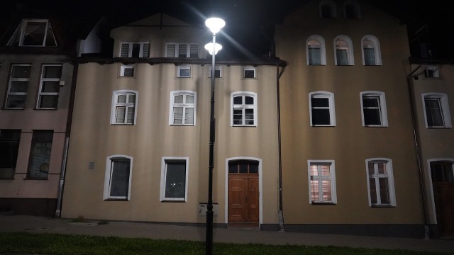 Takie światło to udręka mieszkańca kamienicy przy ulicy Sambora w Tczewie.