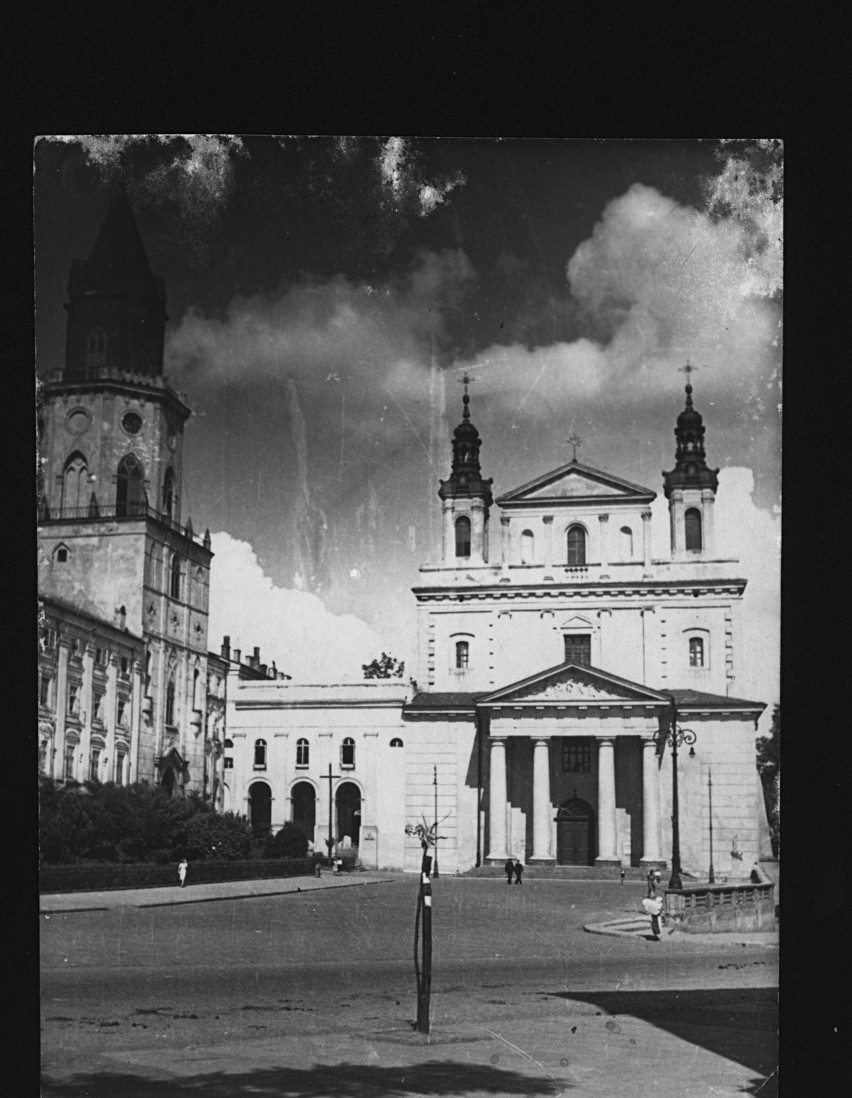 Plac przed katedrą lubelską i widok katedry jeszcze z...