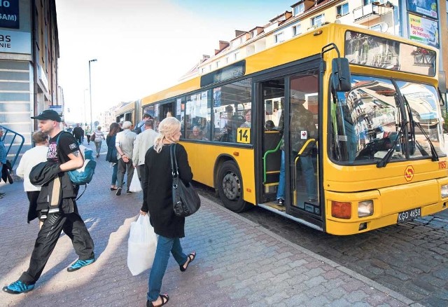 W czwartek w każdej miejscowości autobusy kursują jak w dni świąteczne - warto więc sprawdzić wcześniej rozkład jazdy, natomiast w piątek będą jeździć zazwyczaj, jak w dni powszednie