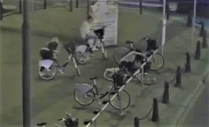 Oko miejskiego monitoringu namierzyło trzy rowerzystki,...